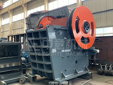 今春發(fā)貨忙 時產(chǎn)200噸歐版鄂式破碎機出征山東